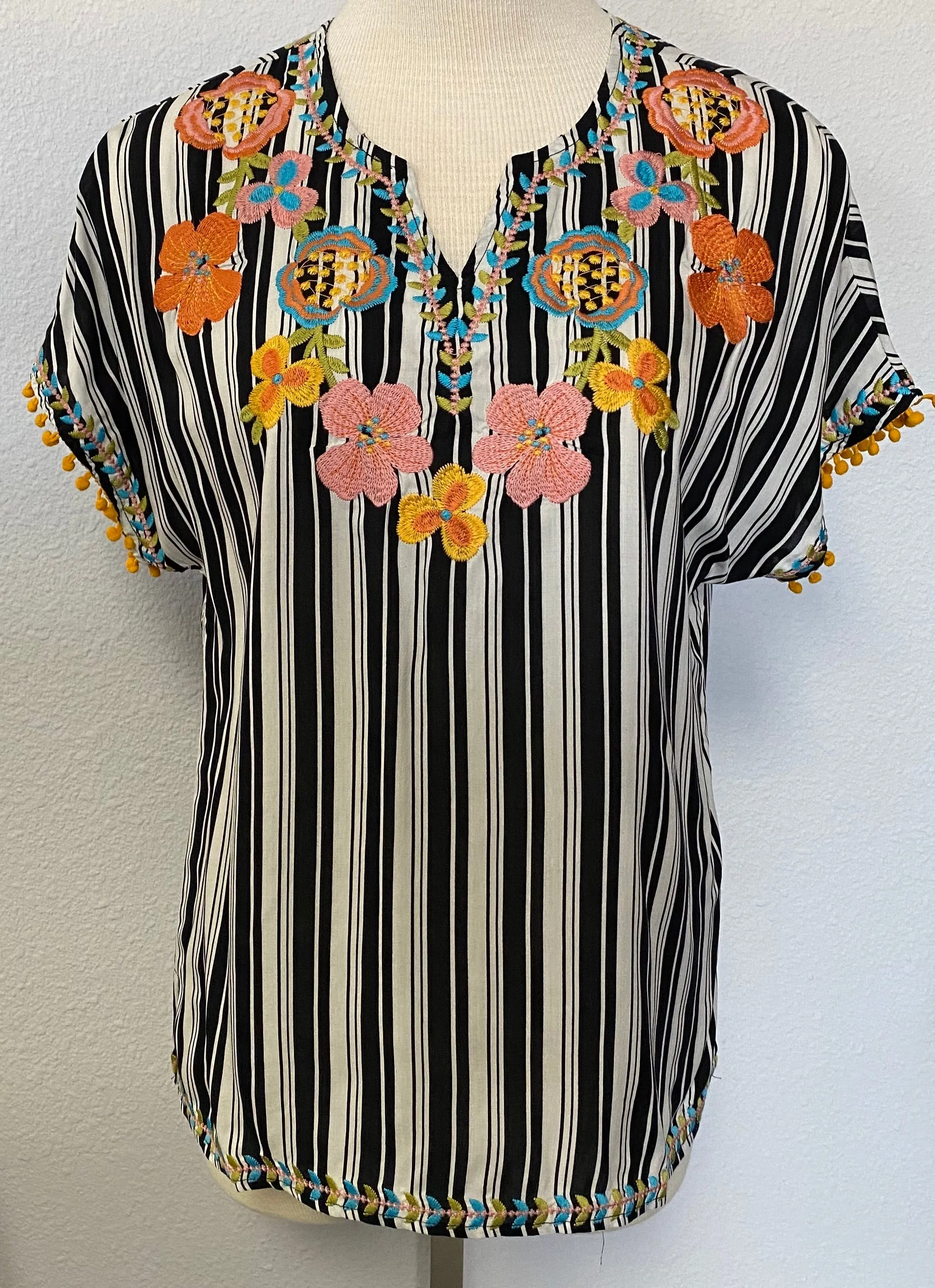 EMBROIDERED TASSEL SLEEVE TOP