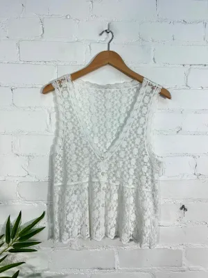 Lace Sleeveless Button Top
