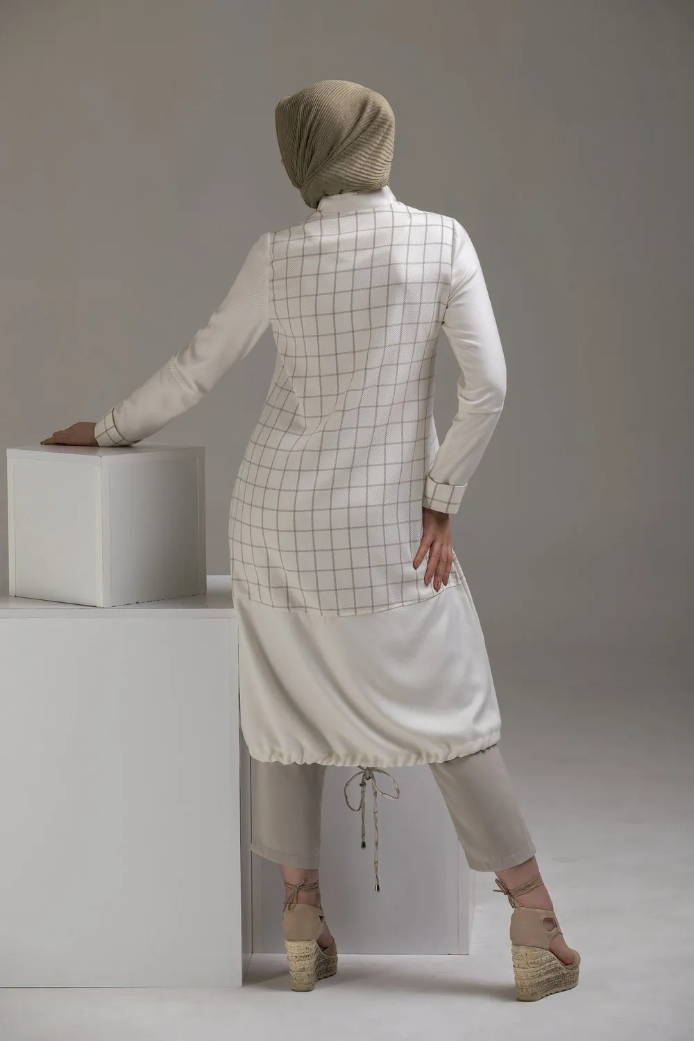 Laza Long Modest Top | White