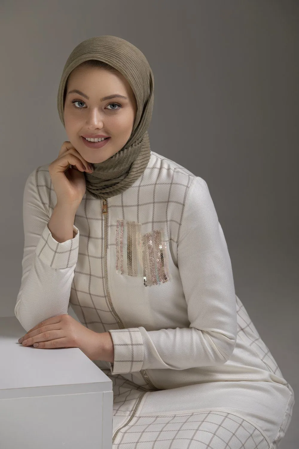 Laza Long Modest Top | White