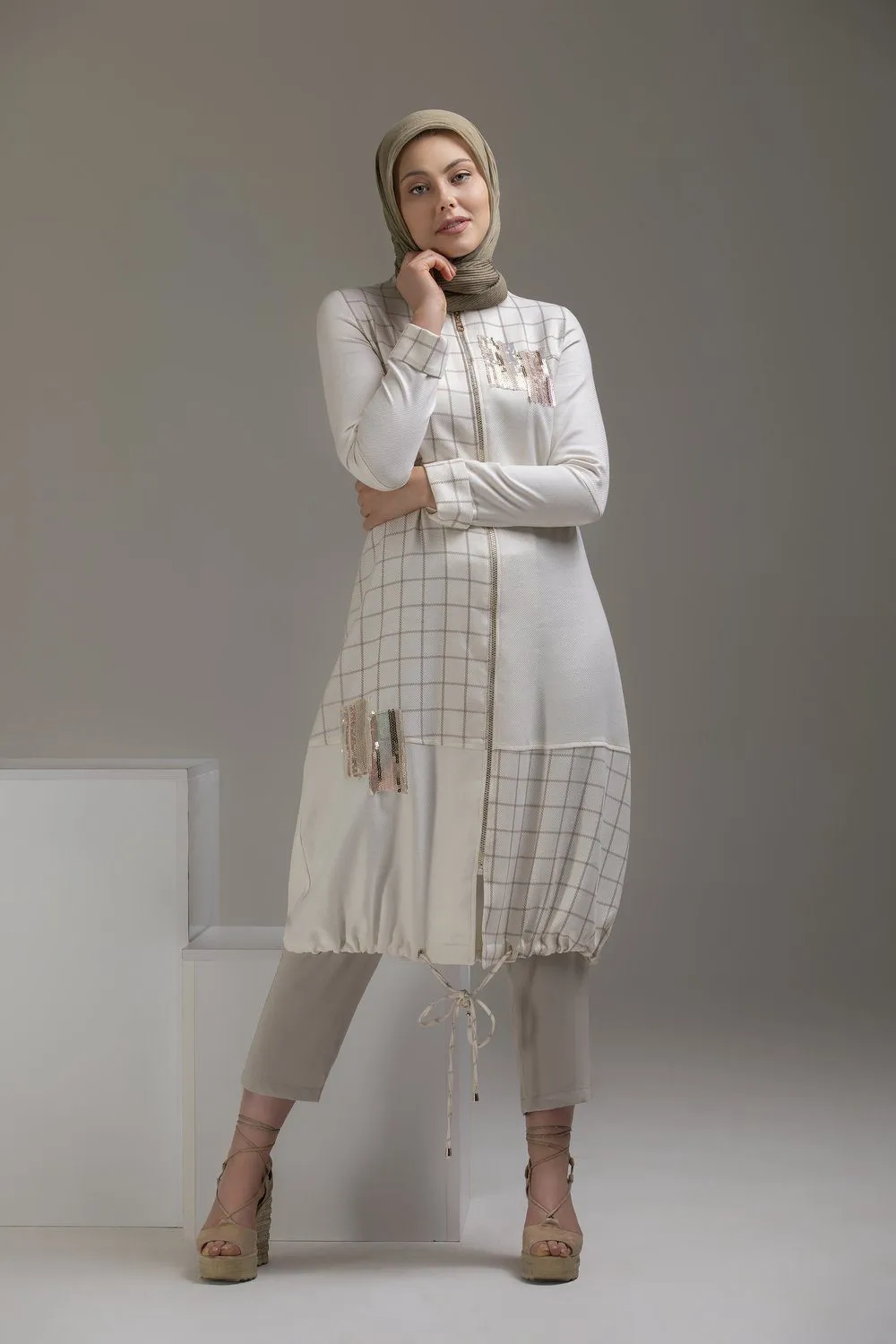 Laza Long Modest Top | White