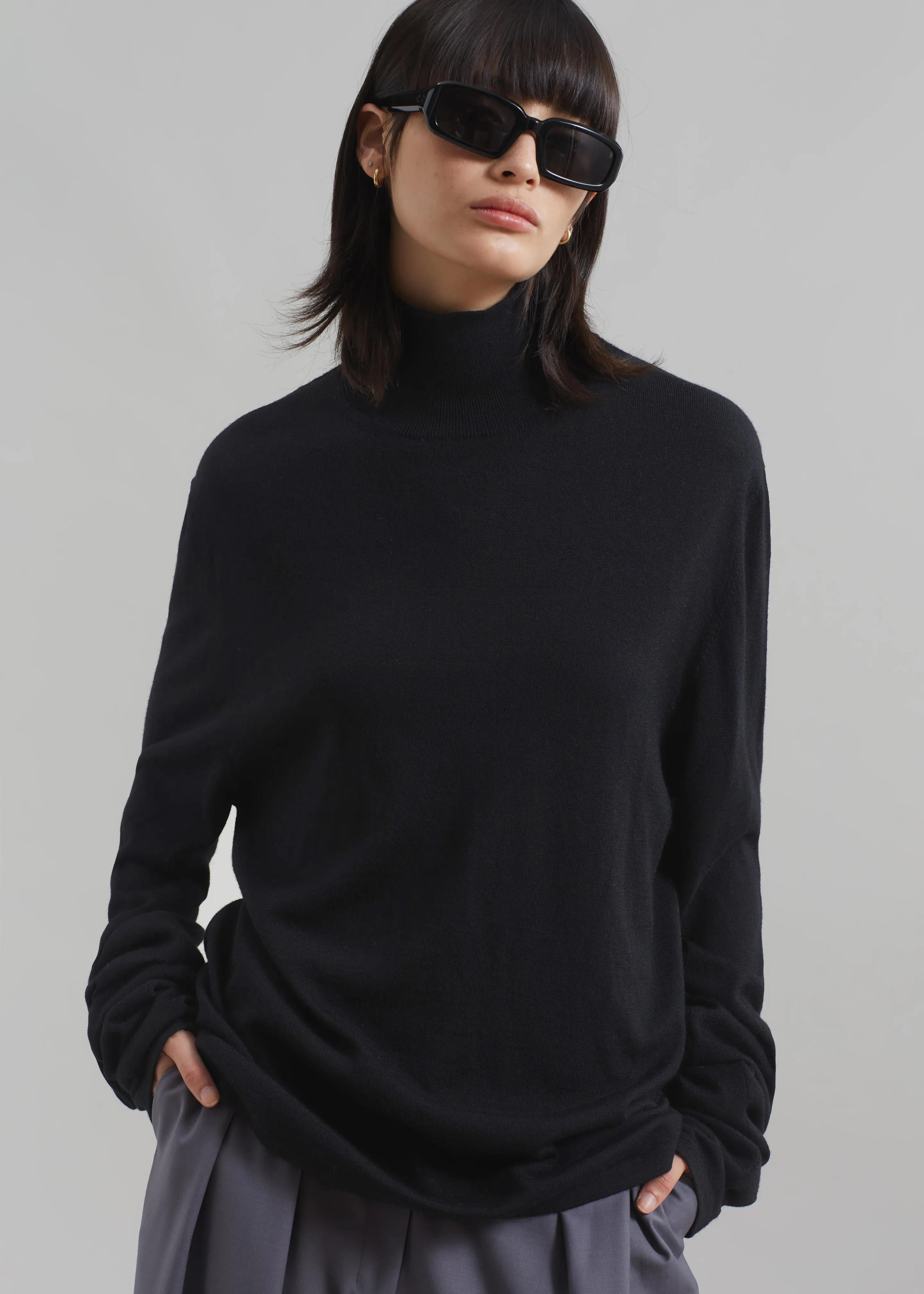 Logan Wool Extra Long Sleeve Turtleneck - Black