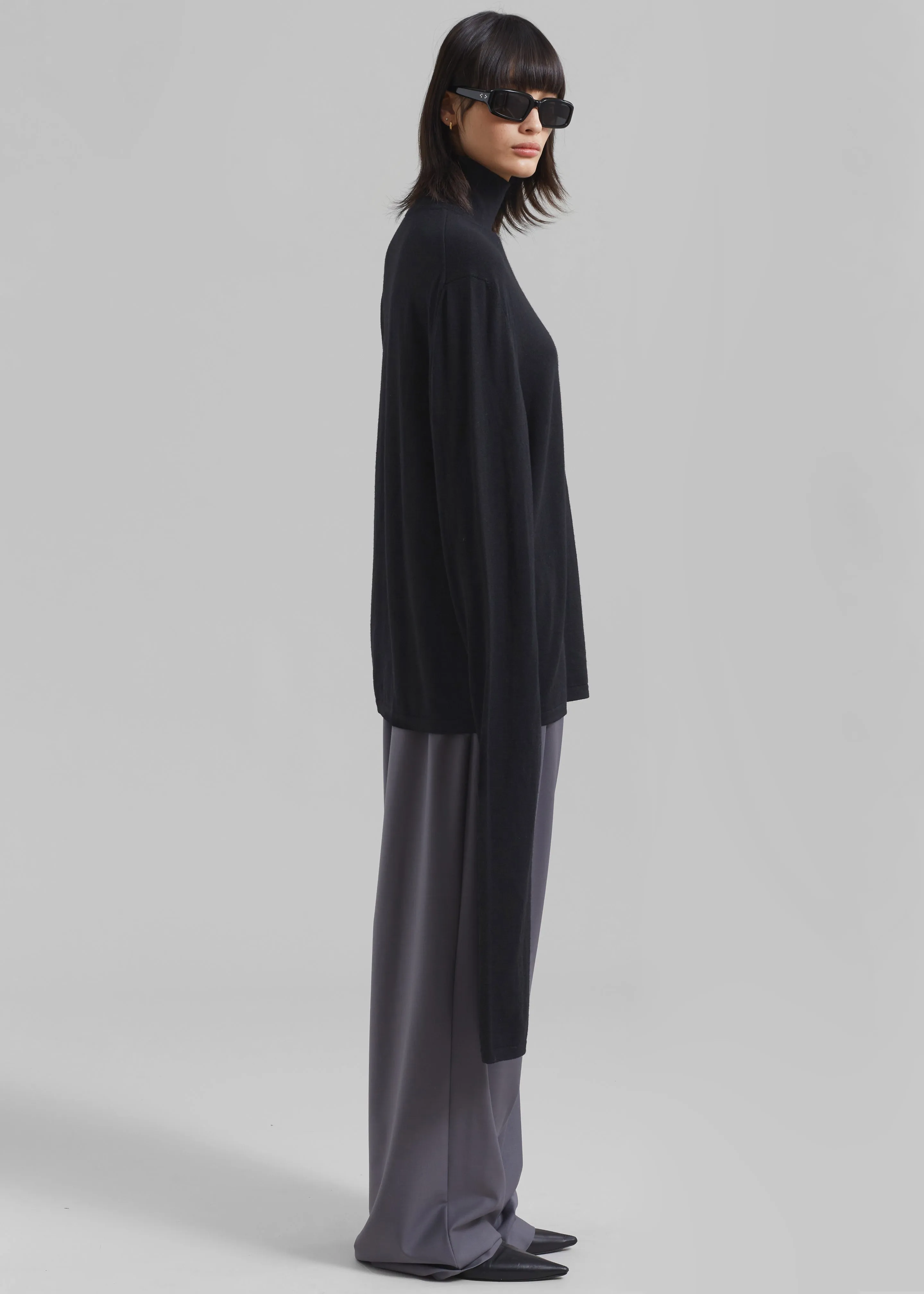Logan Wool Extra Long Sleeve Turtleneck - Black